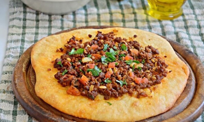 מתכון ללחמג'ון מהיר: הכנה בהתפחה של 10 דקות