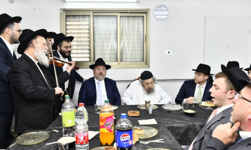 באורח נדיר: ראש הישיבה הגר"ד לנדו ערך שבע ברכות לבן הרב רפאל מנת