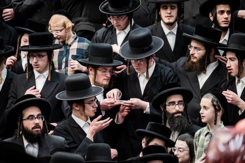 בחצרות סאטמר