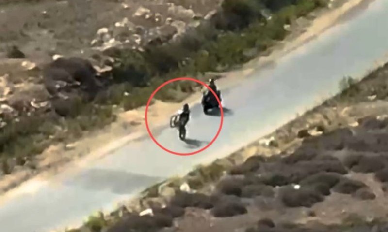 צפו: נהג האופנוע התפרע על הכביש ולא ידע שהוא מתועד מהאוויר
