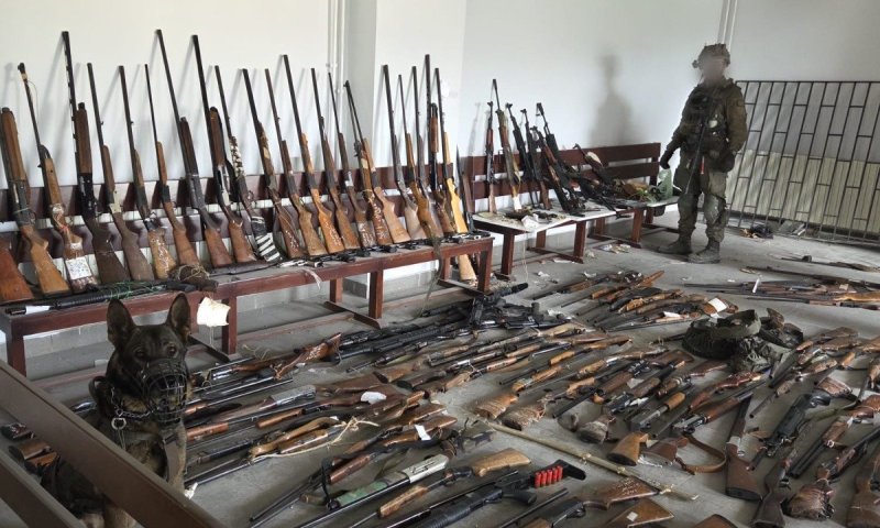 בתוך בית ספר יותר מ-130 אמצעי לחימה