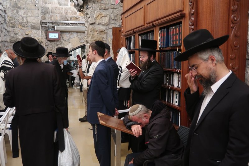 <blat>בחדרי חרדים</blat>