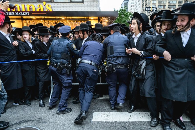 האחים לאנטשעווסקי, אברומי בלום, ד. ה. כרם, אייזיק. י, Clear shot