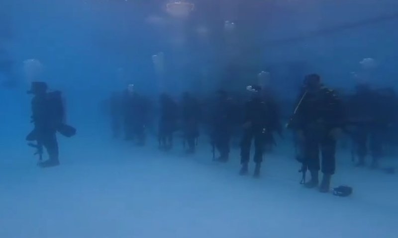 מתחת למים: טקס העיטורים החריג של הקומנדו הימי הפקיסטני 