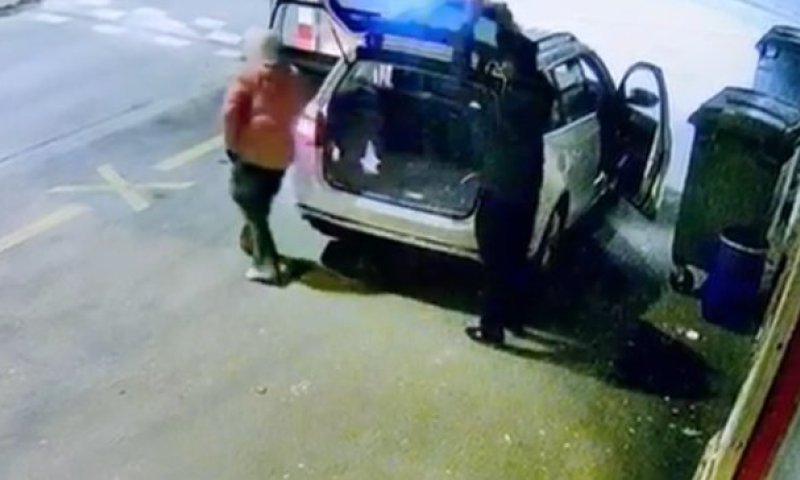  רצו לחסוך פינוי פסולת: מוסלמים הניחו חבית בנזין מחוץ לשטיבל של גור 