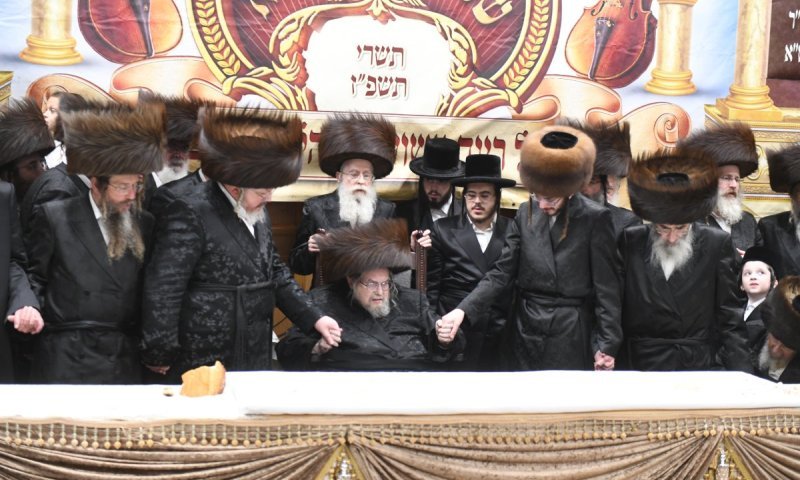 שמחת אירוסי הנכד העשירי: הריקוד הנלהב של הרבי מבעלזא