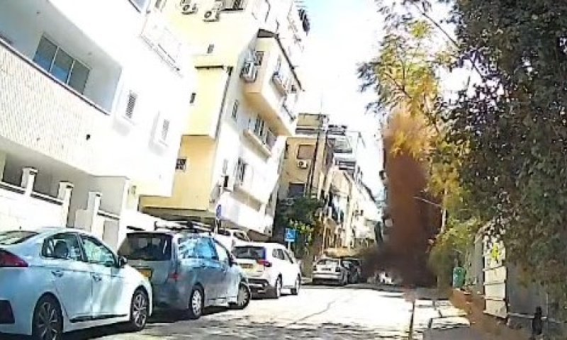 תיעוד דרמטי מבני ברק: רגע נפילת פצצת מצרר בפרדס כץ