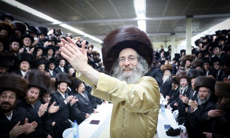 פעם שלישית עם דז'יקוב ויז'ניץ: המשפיע ר' מיילך בידרמן אירס את הבן הצעיר