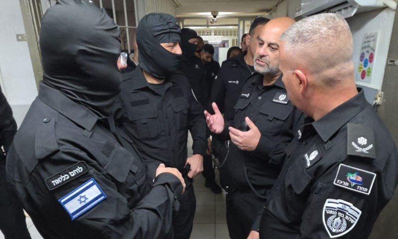 ביקורת פתע לפנות בוקר: השר התחפש ללוחם כליאה