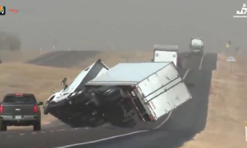 דרמה בכביש בטקסס: הרוחות העזות הפכו את המשאית