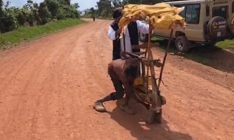 עשוי מבמבוק: כלי התחבורה הייחודי של בני השבט המשונה