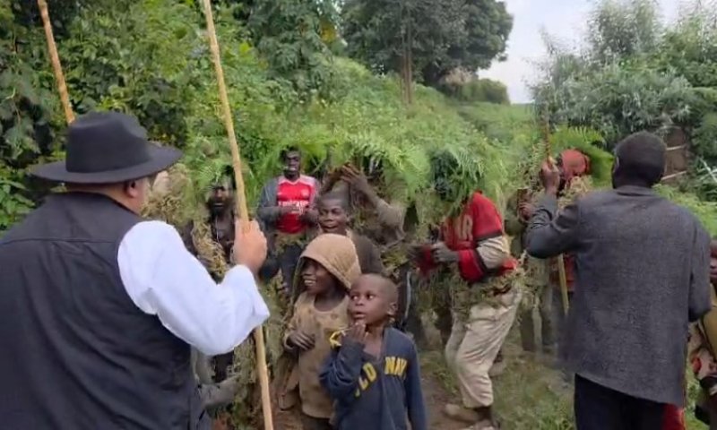 "הם יאכלו אותך ובמקרה הטוב ישדדו אותך": כרמלי פגש בשבט המפחיד שהפתיע אותו
