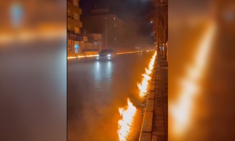 תיעוד מטורף מטהרן: אש בוערת מבורות ניקוז בכביש - זה ההסבר לתופעה