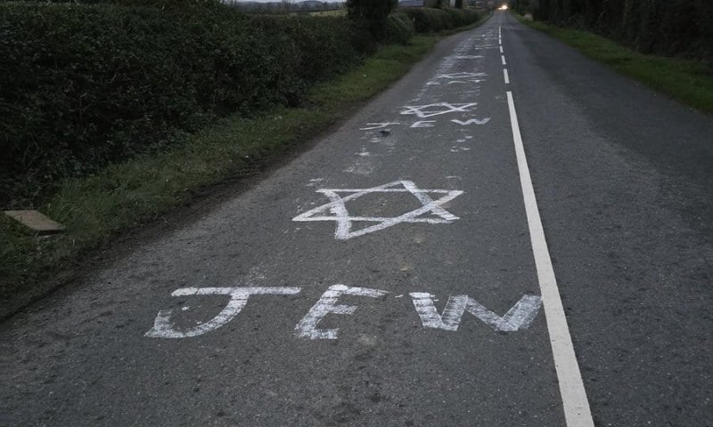 "עכברוש יהודי" וצלבי קרס: המפגן האנטישמי המזעזע בכבישי אירלנד