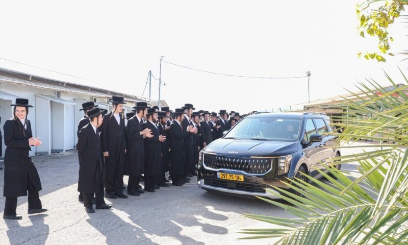 הרה"צ מסאטמר הגיע לחנוך את המקווה בישיבה בקוממיות