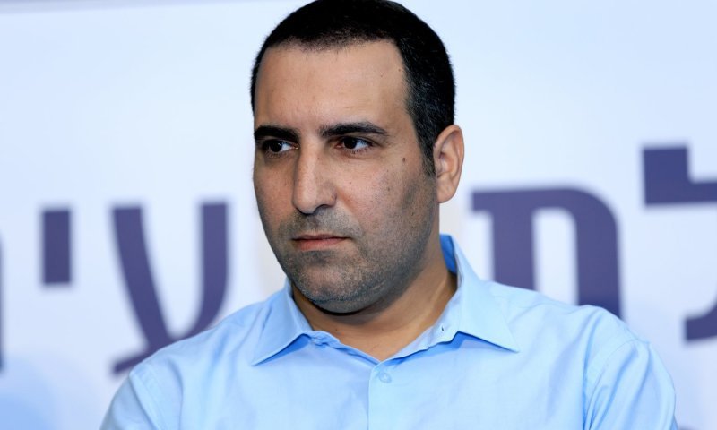 ירון אברהם חושף הפרשה זועם: "לדבר על קטר? רק אם היא מזיקה לנתניהו"