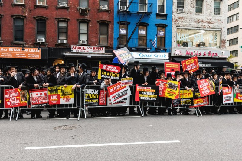 האחים לאנטשעווסקי, אברומי בלום, ד. ה. כרם, אייזיק. י, Clear shot