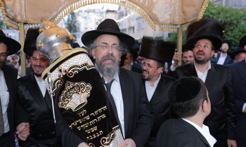 המהפך של פרדס כץ: אלפים בהכנסת ס"ת לבית מדרשו של הגר"י מקלב