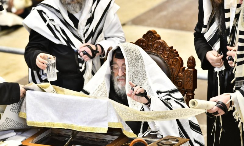 התרגשות גדולה בויז'ניץ: האדמו"ר קרא את המגילה | תיעוד מיוחד