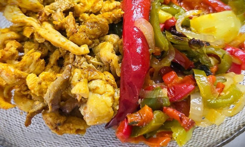 פשוט וקל: מתכון למעורב ירושלמי וירקות מאודים בתבנית אחת