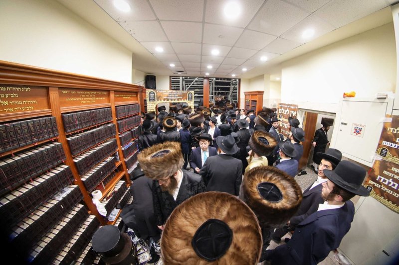 משה גולדשטיין, א. איזנבאך וארי קופרשטוק.