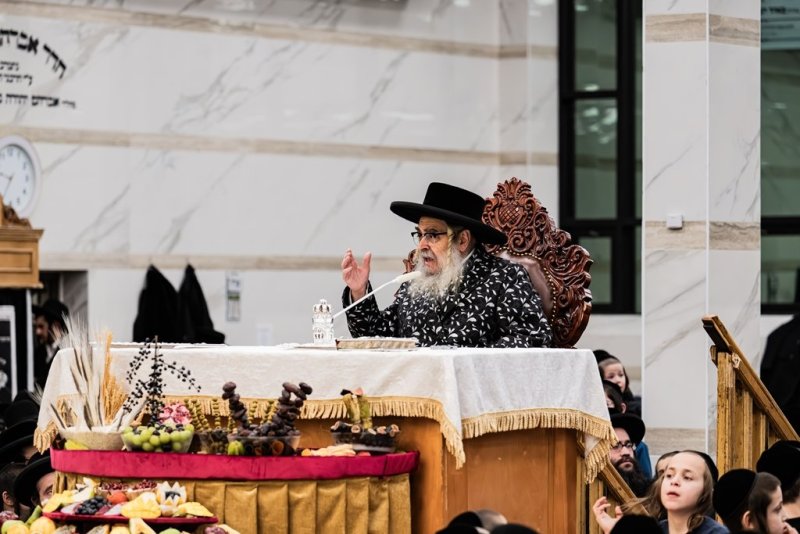 בחצרות סאטמר