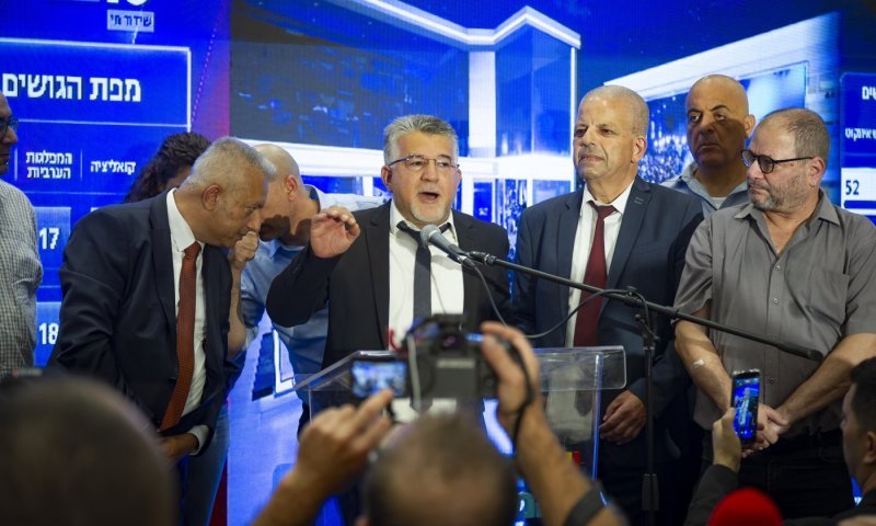 ראש ממשלת קטר לשעבר משבח את הסיעות הערביות