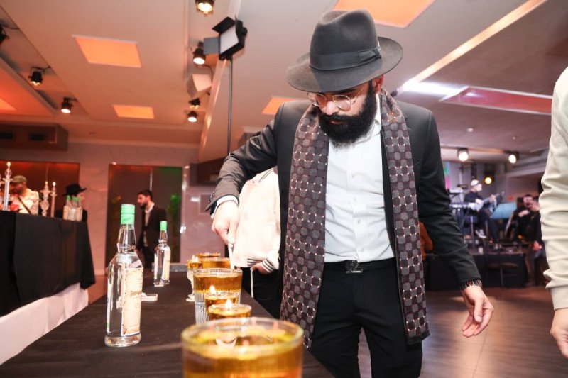 באדיבות המצלם