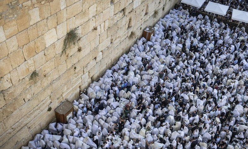 תיעוד מרגש מהכותל: רבבות בתפילה, שר הביטחון נשא כפיו ושורד השבי הודה