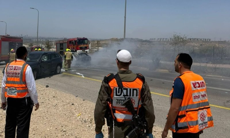 הרוג ופצועים בתאונה קשה סמוך לאלעד, אחד הרכבים עלה באש