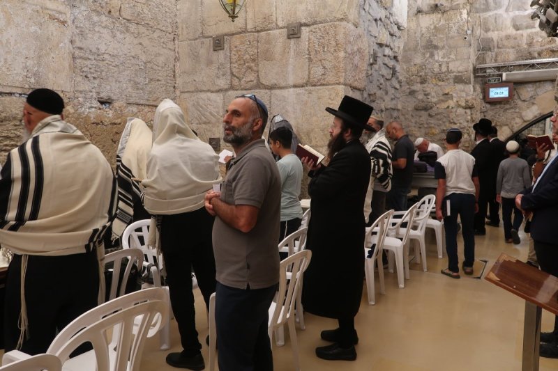 <blat>בחדרי חרדים</blat>