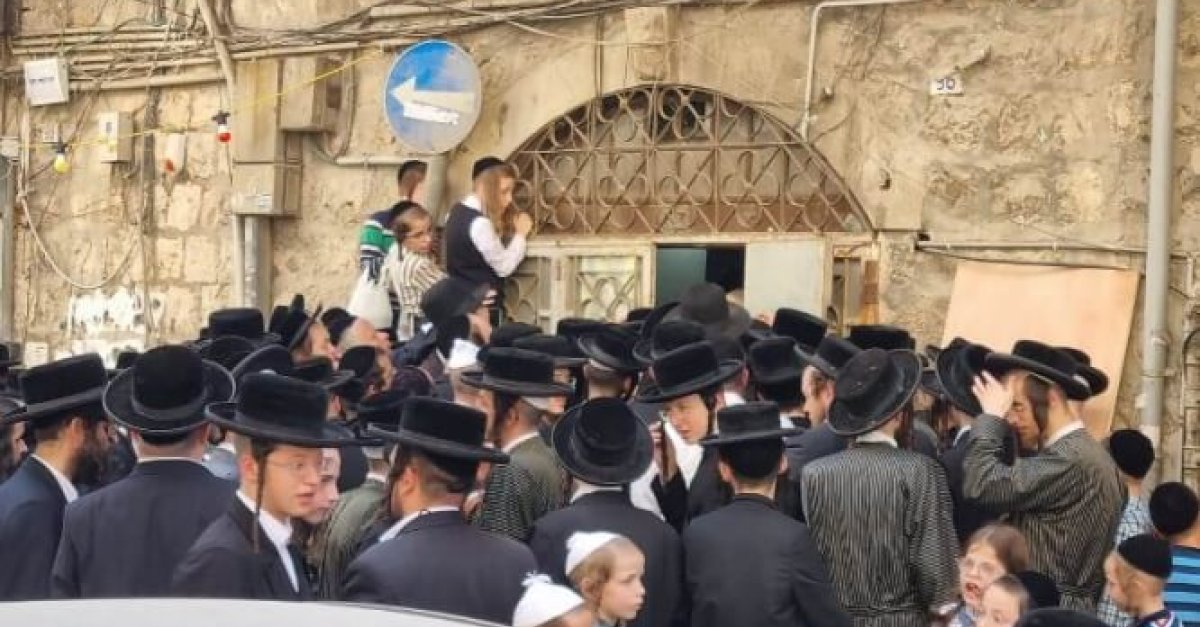 המולה במאה שערים: הגביר פיזר שטרות והמונים נדחקו - כל רגע