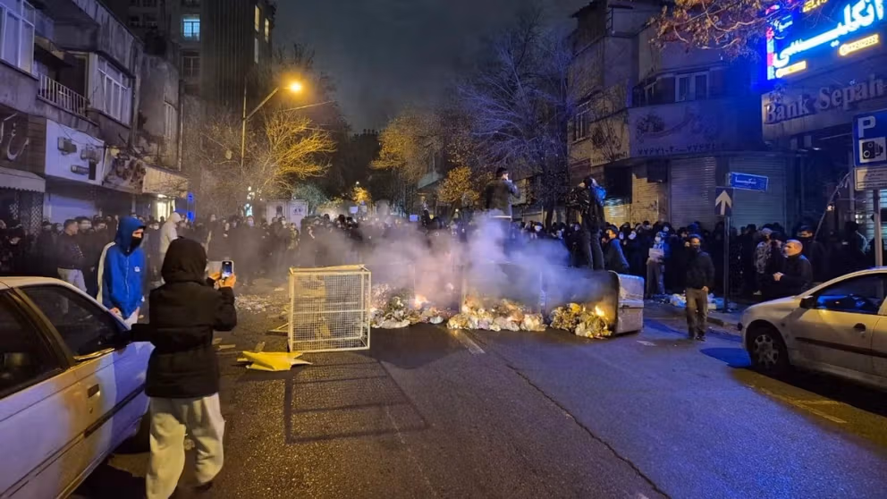 המספרים נחשפים: המפגינים האיראנים הרגו מאות אנשי משטר 