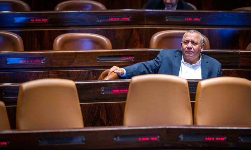 איזנקוט מתנגד ליוזמת יאיר גולן לסגירת ערוץ 14