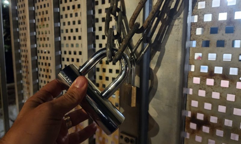 העירייה נעלה את תחנת המשטרה &ndash; והמשטרה פתחה בחקירה פלילית