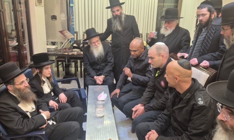 "לא הרפיתם עד שמצאתם אותו": המפגש המרגש בין מפקדי הכבאות למשפחת לודמיר
