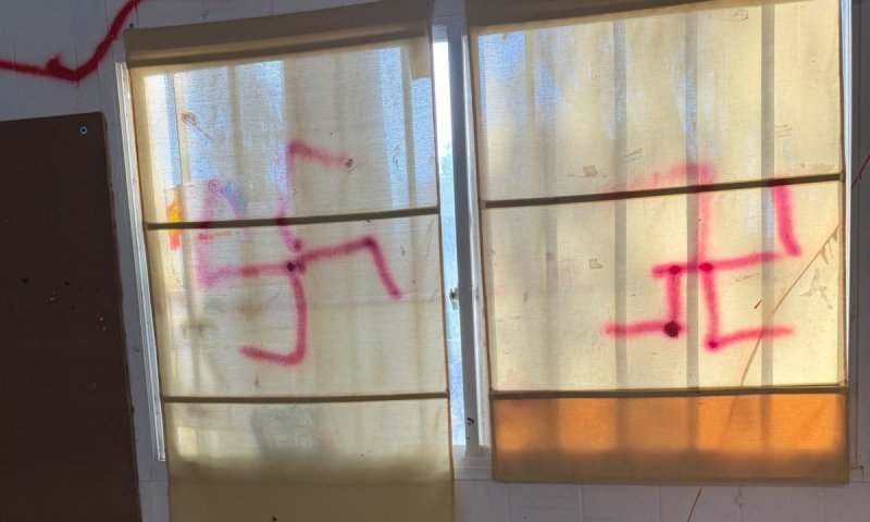 ונדליזם חמור: בית ספר הושחת ורוסס בו צלב קרס
