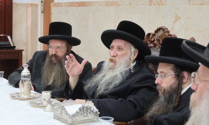 האדמו''ר מטשארנאביל בטיש יארצייט לאביו רבי משולם זוסיא