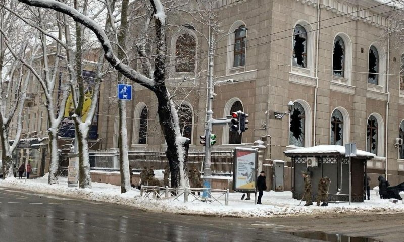 טיל רוסי פגע סמוך לבית כנסת, הדלתות עפו - צפו ברגע הפגיעה