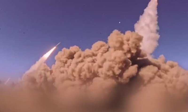 איראן מפרסמת תיעוד מהשיגורים לעבר ישראל &bull; צפו