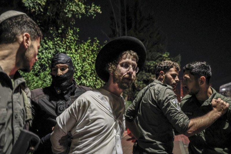 צפריר אבייב, פלאש 90