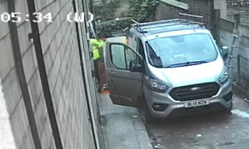 תיעוד: ספרי תורה נגנבו מבית כנסת עם ארון הקודש