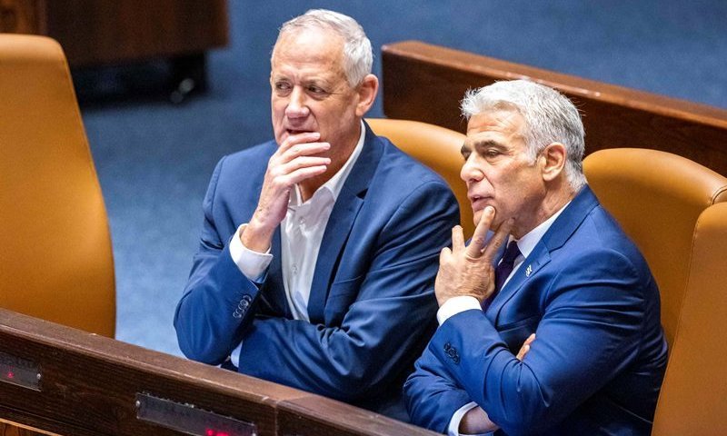  גנץ נגד לפיד: "אין לך מקום בחיים הציבוריים"