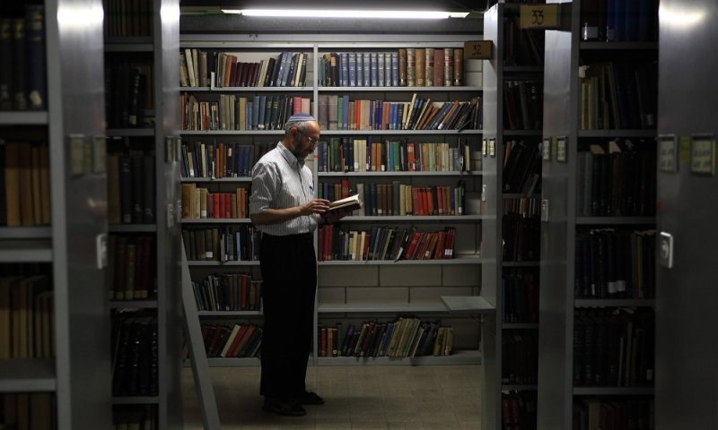 ספר שירים נדיר ביידיש מתקופת השואה התגלה בארון בסידני