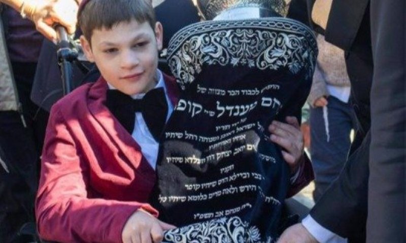 נולד עם תסמונת נדירה ונאם באמצעות תנועות עיניים: בר המצווה המרגשת שסחפה קהילה שלמה