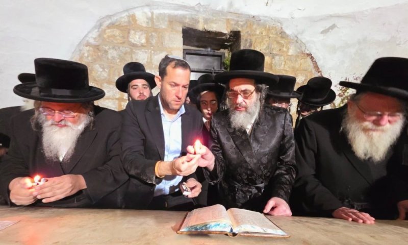 צפו: בנו של הרבי מויז'ניץ נכנס הלילה לקבר יוסף