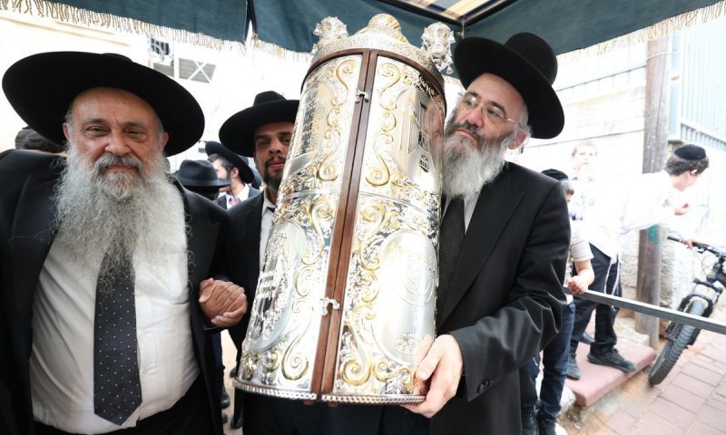 ספר התורה הוכנס לסניף של ישיבת פוניבז' הספרדית