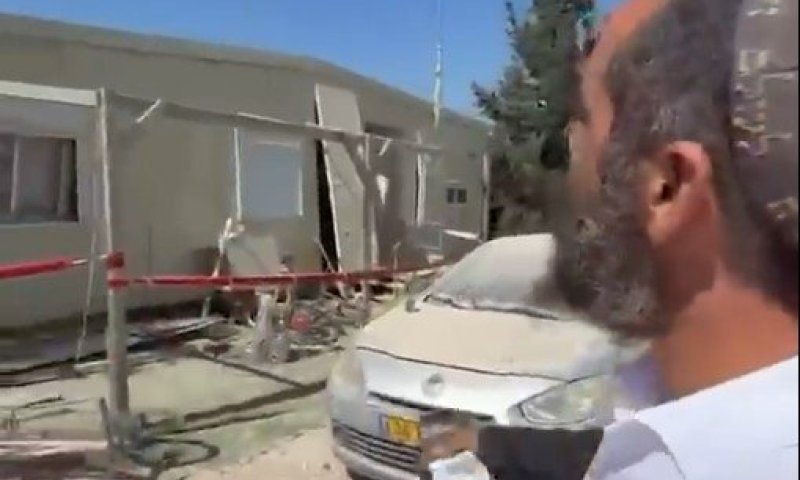 משעשע: תושב השומרון מציג את "האחוזה והמרצדס" שחטפו פגיעה מטיל איראני
