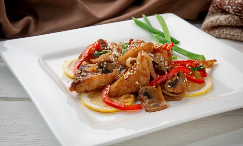 דג מושט על מצע בצלים מטוגנים ופטריות