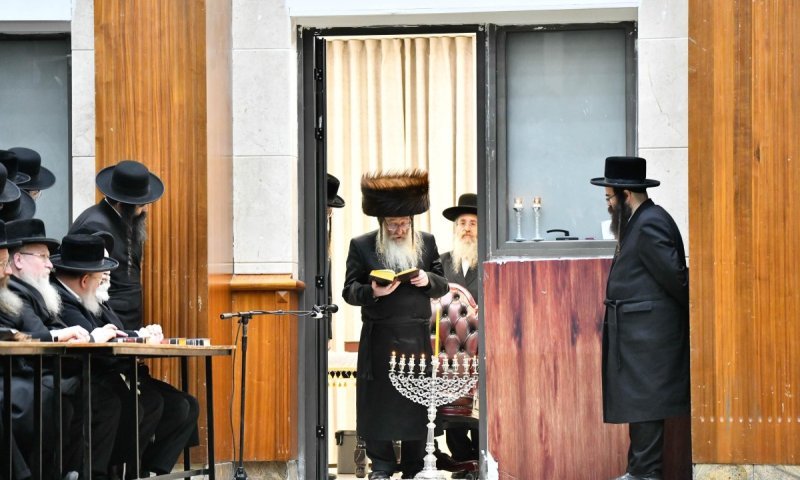 בפתח הדלת המפורסמת: האדמו"ר מביאלא הדליק שמונה נרות